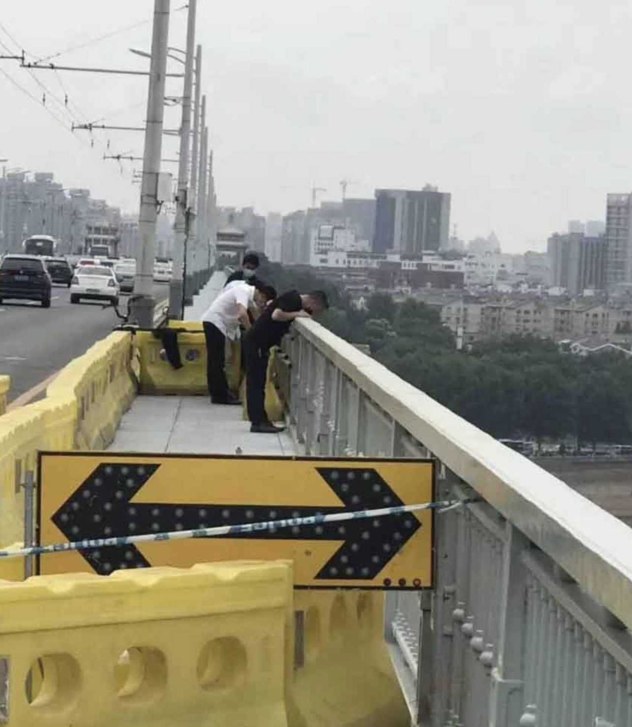 Besitzer sprang von der Brücke, beendete sein Leben und ließ seinen treuen Hund ganz allein zurück